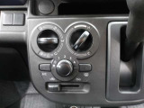 使いやすいマニュアルエアコンは簡単な操作で車内を快適にしてくれます☆