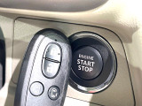 【キーレススタートシステム】カバンやポケットに入れたままでもドアの施錠・解錠が可能なスマートキーを装備。エンジンのオン・オフ時もカギを取り出す必要が無いからとっても便利です♪