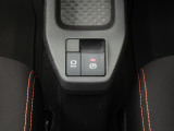 電動パーキングブレーキ&オートブレーキホールド機能付。「HOLD」スイッチを押しシステムONの状態にしておくことで信号待ちでブレーキを踏んで停車時ブレーキペダルから足を離してもブレーキを保持。楽です。