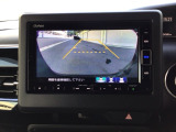【バックカメラ】運転が苦手な方も車庫入れラクラクです!ギアをリバースに入れれば自動的に切り換わりますので、面倒な操作は不要です♪狭い駐車場もお車を傷つけず安心ですね!