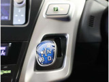 親しみやすいシフトです。 坂道や信号の多い日本では操作が簡単でいいです。 シフトチェンジしやすい所に配置されているので操作し易いですよ。
