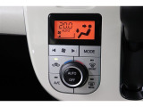 室内を快適温度にするオートエアコン!スイッチもシンプルで大きいので操作しやすく、オールシーズン快適なドライブに出かけられますね♪