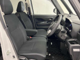 運転席も広くゆとりのある室内です