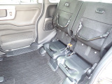 ◆チップアップ&ダイブダウン機構付【ULTR SEAT】は後席座面を左右分割で跳ね上げることができます。トランクで積載できない背の高い荷物をラクラク収納できます。ホンダ車ならではの人気装備です。