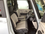 フロント広々、ベンチシートの運転席は、ハイトアジャスターが付いているので、快適にドライブができます。ハンドルはチルトステアリングで、ハンドル位置を上下に調節できます。