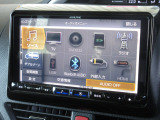 ナビゲーションはアルパインメモリーナビ(X9NX)を装着しております。AM、FM、CD、DVD再生、Bluetooth、フルセグTVがご使用いただけます。初めて訪れた場所でも安心ですね!
