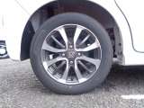 アルミホイール付き!鉄のホイールと違って軽いので燃費にも影響してきます。ガソリン高騰に少しは貢献します!あと単純に足元がきまります!