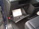 助手席前にはグローブボックスとトレイ部もあり収納に便利です。
