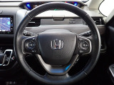 ハンドル左側にはオーディオ操作が出来るオーディオリモートコントロールスイッチ、右側にはHonda SENSINGとオートクルーズコントロールのスイッチを装備!