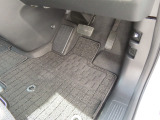 【フロントのフロアマット】前席は純正フロアマット付きです。大きな汚れもなく、使用感も少なめで綺麗な状態です。