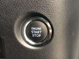 エンジンスタートスイッチです。キーが車内にあれば、エンジンの始動や停止はスイッチを押すだけ!キーを取り出す手間を省き、ワンプッシュで操作できるので簡単でスムーズです。