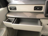 助手席前の充実収納スペース★インパネボックスは箱ティッシュが入れられて便利です♪