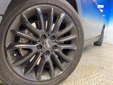●純正17インチアルミホイール:輸入車ならではの卓越した走りを支えるホイールと足回りです!日本車の走りに慣れている方にもぜひ体感して頂きたいほど、高いレベルでまとまっています!