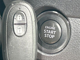 【キーレススタートシステム】カバンやポケットに入れたままでもドアの施錠・解錠が可能なスマートキーを装備。エンジンのオン・オフ時もカギを取り出す必要が無いからとっても便利です♪