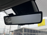 【デジタルインナーミラー】後席の大きな荷物や同乗者で後方が確認しづらい時でも安心!カメラが撮影した車両後方の映像をルームミラー内に表示。クリアな視界で状況の確認が可能です!