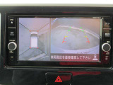 アラウンドビューモニターも装備しております。ご覧のように車体を真上か見たような映像なので、車庫入れの苦手なお客様ももうご心配いりません。
