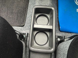 運転席と助手席の間には、カップホルダーも装備して、ドリンクを飲みながら、ドライブを楽しめます。