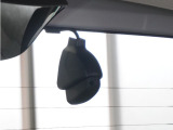 この車にはリアにもドライブレコーダーを装備しております◆映像・音声などを記録する自動車用の装置です。 もしもの事故の際の記録はもちろん、旅行の際の思い出としてドライブの映像を楽しむことができます。
