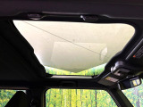 【ガラスルーフ】ガラスルーフ搭載で車内の解放感が一気にアップ!開放的なドライブをお楽しみいただけます。