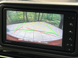 【バックカメラ】駐車時に後方がリアルタイム映像で確認できます。大型商業施設や立体駐車場での駐車時や、夜間のバック時に大活躍!運転スキルに関わらず、今や必須となった装備のひとつです!