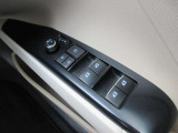 全席パワーウィンドウとなっています。運転席はオートになっているのでワンタッチ開閉することが出来ます。