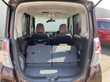 シートをすべて倒すとこんなに広々。たくさん荷物を積めます。これだけのスペースであればかなりの荷物が載せられます☆