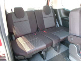 足元広々ゆったり乗れます。後席がシートスライドします。
