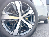 ●純正18インチアルミホイール:輸入車ならではの卓越した走りを支えるホイールと足回りです!日本車の走りに慣れている方にもぜひ体感して頂きたいほど、高いレベルでまとまっています!