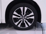 純正アルミホイールを装備しております、タイヤサイズは235/50R18です。