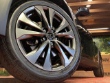 【純正18インチアルミホイール】外観にマッチした純正アルミホイールを装着しております。各種社外アルミホイールや、スタッドレスタイヤも取扱いしております。是非ご相談ください♪