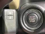 【キーレススタートシステム】カバンやポケットに入れたままでもドアの施錠・解錠が可能なスマートキーを装備。エンジンのオン・オフ時もカギを取り出す必要が無いからとっても便利です♪