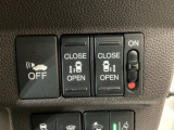 【両側パワースライドドア】両側がパワースライドドアになっており、運転席のスイッチやスマートキーでも開閉が可能です!開口部も広いので乗り降りも楽々♪
