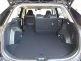 普段使いには十分な広さのラゲッジスペース!後席を倒せばより大きな荷物も載せられます!便利なパワーバックドア仕様となっております!