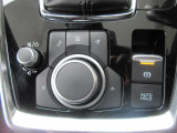 ナビ&オーディオ操作ダイヤル「コントロールコマンダー」は自然と手の触れる位置に配置されています。目線を外すことなく手元で操作できます。また、パーキングブレーキは電動式となっております。