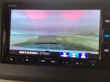 【バックカメラ】運転が苦手な方も車庫入れラクラクです!ギアをリバースに入れれば自動的に切り換わりますので、面倒な操作は不要です♪狭い駐車場もお車を傷つけず安心ですね!