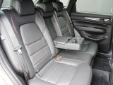 後部座席も広々スペースです。大きな座面とリクライニング機能でゆったりロングドライブをお楽しみいただけます。