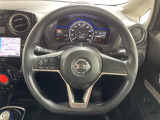 【ステアリング】軽い力で扱いやすいハンドルです。目立つ傷やスレなどなく綺麗な状態です!除菌プランいれていただくとさらに快適に!清潔なお車はお子様にも安心ですね!