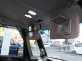 運転席、助手席のサンバイザーには鏡が付いていてちょっとした化粧直しや身だしなみのチェックができます。