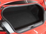 スポーツカーでも日常使いには、十分な積載容量のあるトランクスペースです!更にたくさんの荷物や長めの荷物を積みたい時は、リヤシートのシートバックを倒してトランクスペースの積載容量UPで対応できます!