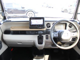操作性に優れた運転席となります!小物入れや各ボタンの配置にこだわり、使いやすいです!座り心地もよく視認性も良好なのでロングドライブもお任せ下さい!