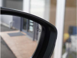 【ブラインドスポットモニター】車線変更時の側方確認をサポートします。斜め後方から接近するクルマを、ドアミラー内の警告灯でお知らせします。