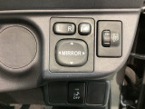 狭い駐車場で便利な電動格納ドアミラーが付いています。