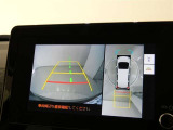 【全周囲モニター】車を上空から見下ろしたような映像をカーナビ画面に映し出し、車庫入れや縦列駐車をサポートしてくれます。
