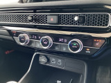 運転席・助手席、それぞれで温度調節が可能なオートエアコンです。シートヒーター付きなので、寒い日も快適です。