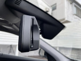 【ルームミラー一体型ETC】BMWといえばルームミラー一体型のETC。ドライバーから差し込めるかたちになっておりますので、差し忘れの際も慌てずにご利用いただけます。