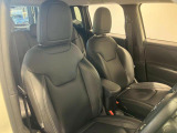 【フロントシート】広々とした空間はストレスを感じさせることなく、ゆったりとドライブをお楽しみ頂けます。シートヒーターを完備しておりますので、冬場も暖かくお過ごし頂けます。