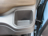 運転席右側のドリンクホルダーです。