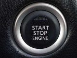 【プッシュスタート】キーが車内にあれば、エンジンの始動・停止はブレーキを踏んでスイッチを押すだけ!キーを取り出す手間を省き、ワンプッシュで操作するので簡単でスムーズ!
