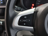 ステアリングスイッチ付き。前方から目を離すことなく操作することが可能です。