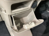 運転席、助手席間には小物入れがあります。